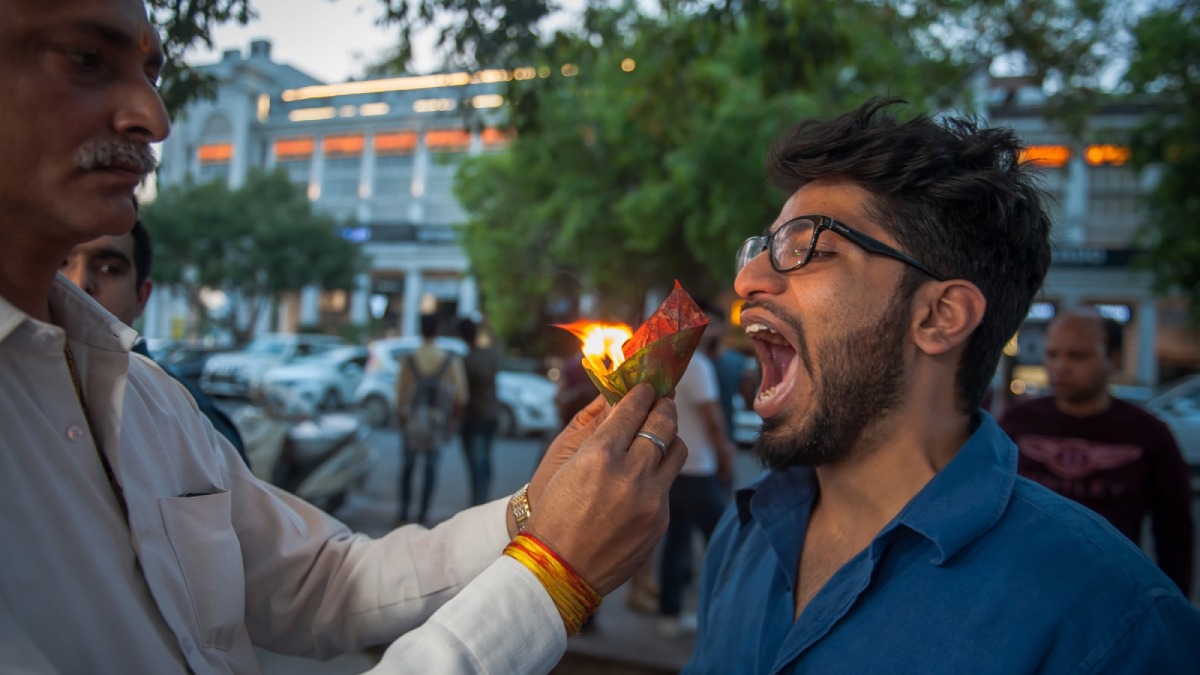 ¿Comerías este plato típico de India? Conoce el curioso aperitivo que se come en llamas