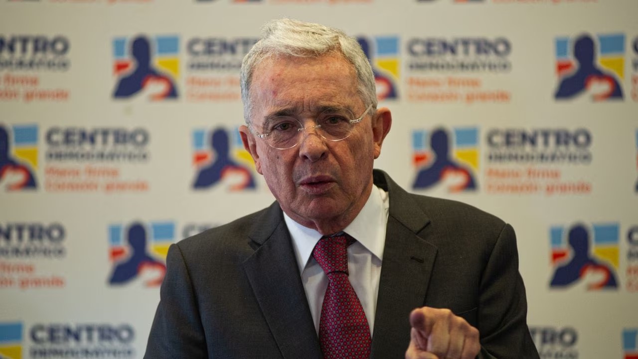 Álvaro Uribe está en la cuerda floja, podría ir a juicio por llamar «Narco» a Daniel Coronell