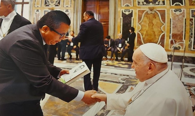 El rector de la Universidad de Córdoba se reunió con el Papa Francisco en el Encuentro Sinodal