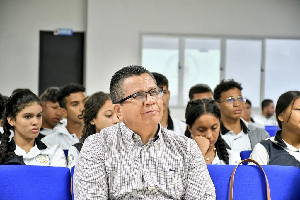 Jairo Torres Oviedo, rector de la Unicor recibe reconocimiento del José María Córdoba, colegio donde se graduó, por su aporte a la educación