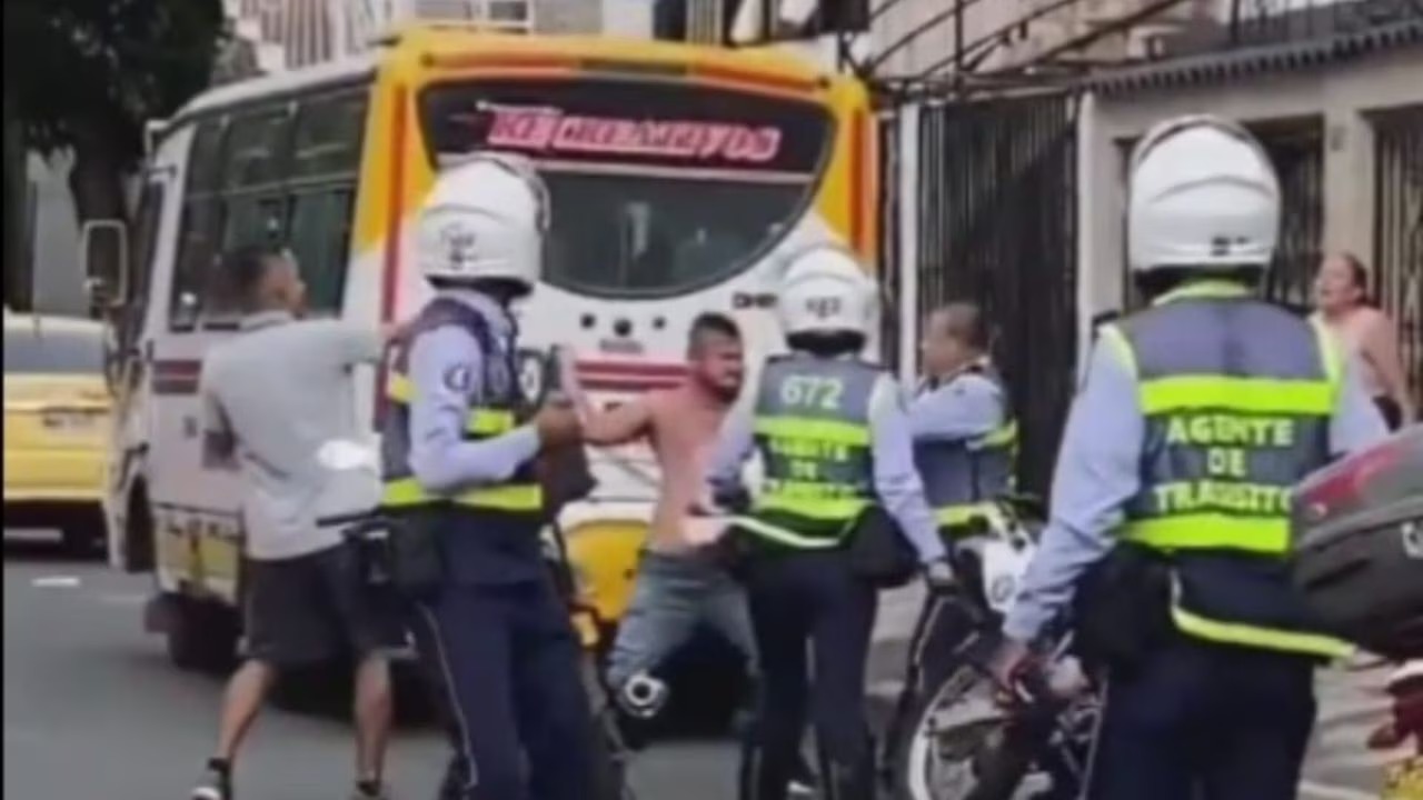 ¡Qué falta de respeto! Un conductor de bus y cinco agentes de tránsito protagonizaron una violenta pelea