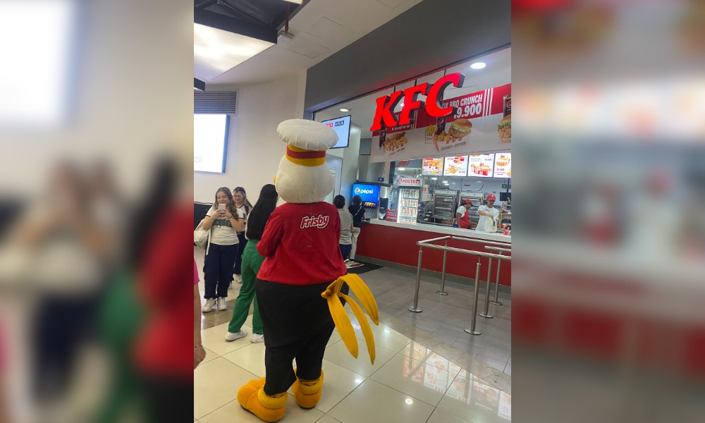 ¡Frisby no le tiene miedo al éxito! su pollo repartió volantes frente a KFC