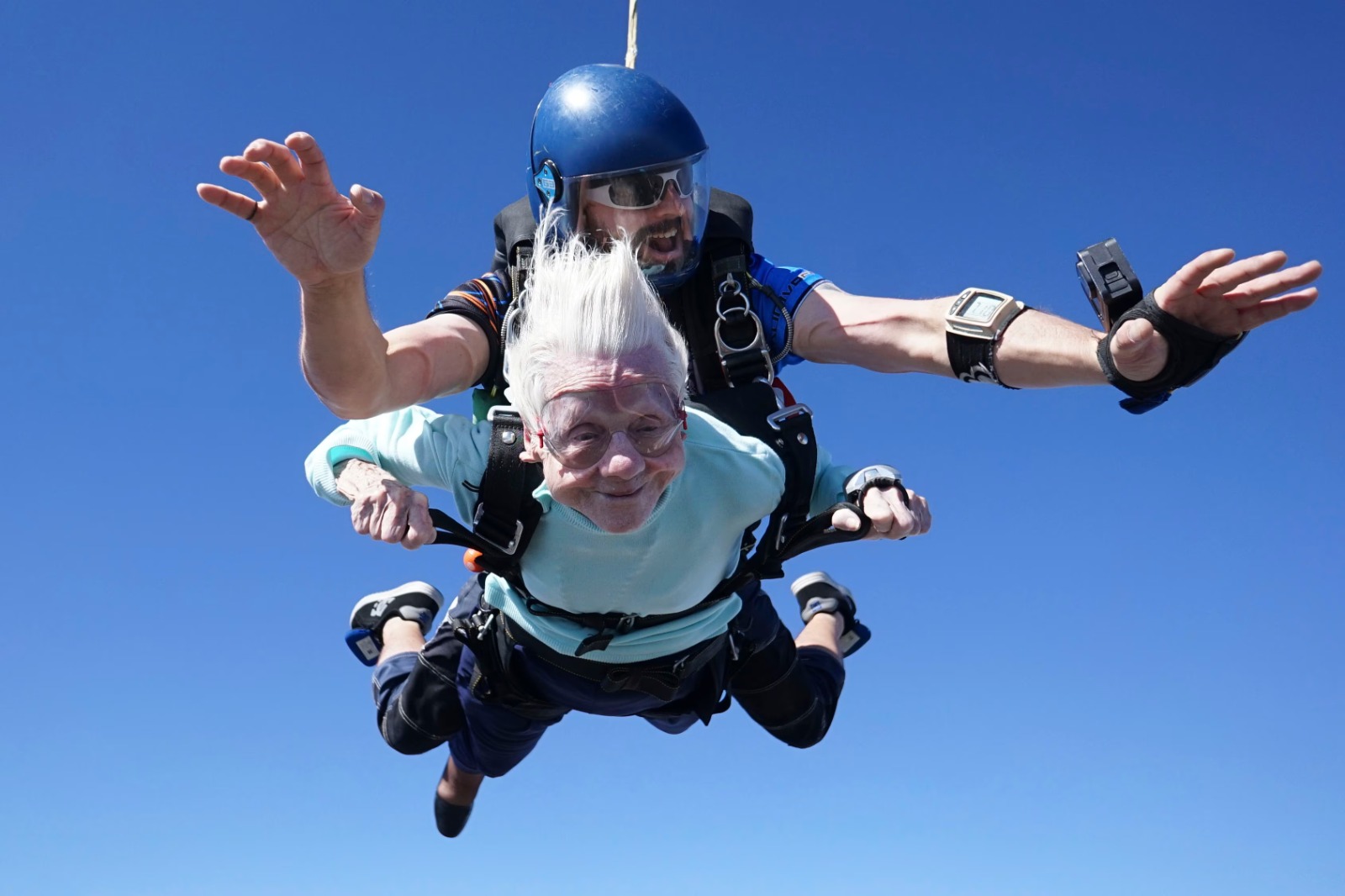 Murió la valiente abuelita de 104 años que saltó en paracaídas recientemente