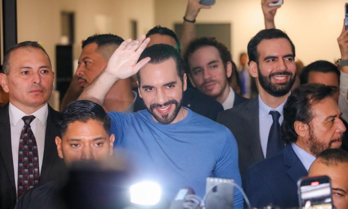 Nayib Bukele busca reelegirse e inscribe su candidatura a la presidencia de El Salvador