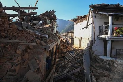 Al menos 157 muertos y 150 heridos por un terremoto en Nepal de magnitud 6,4