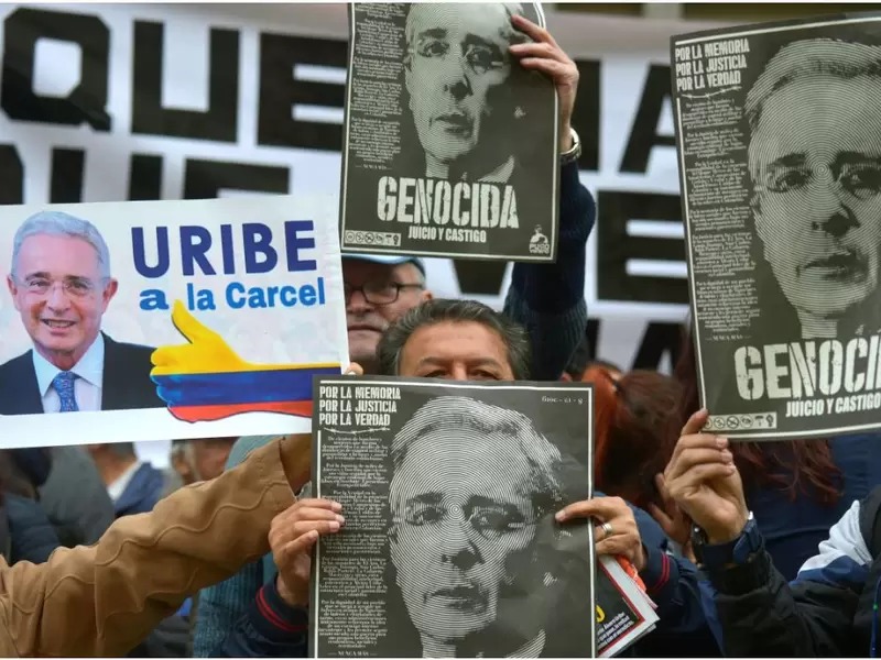 Por ‘falsos positivos’ Uribe fue denunciado en Argentina, víctimas exigen justicia