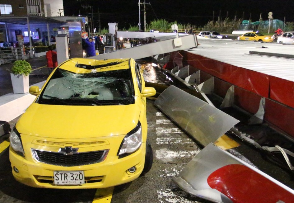 Techo de una gasolinera se desplomó por las fuertes lluvias, casi causa una tragedia