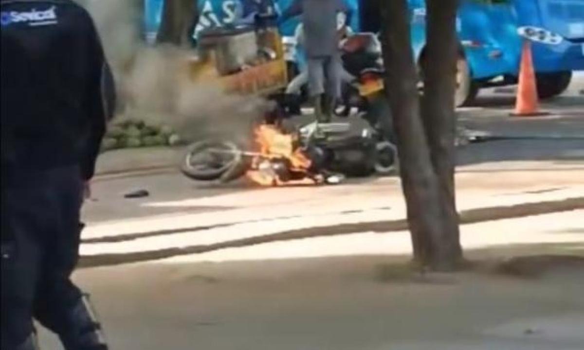 ¡Qué bárbaro! Hombre incendió su moto para evitar que el Tránsito se la llevara