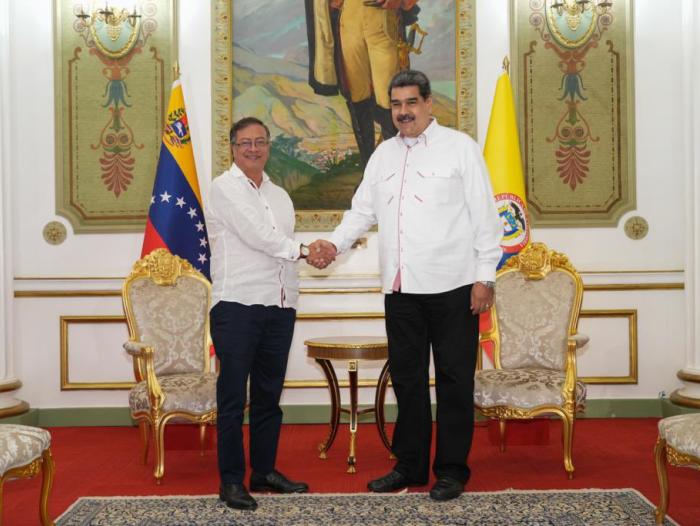 El país cayéndose a pedazos y el presidente viajando a Venezuela: critican a Petro por nueva visita a Maduro