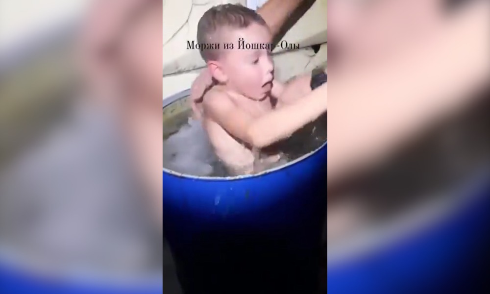 ¿Qué clase de padre es? Hombre mete a sus hijos en agua con hielo para fortalecerlos