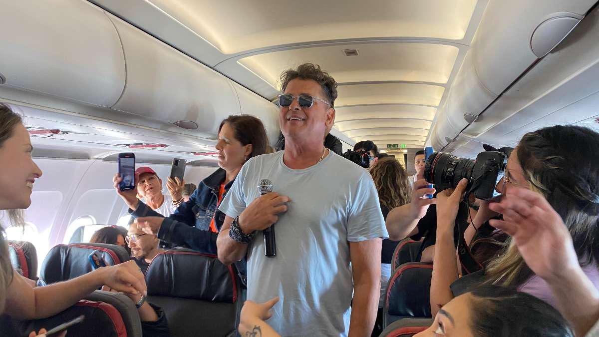 ¡A 30 mil pies de altura! Carlos Vives sorprendió a pasajeros de un avión con show ‘privado’