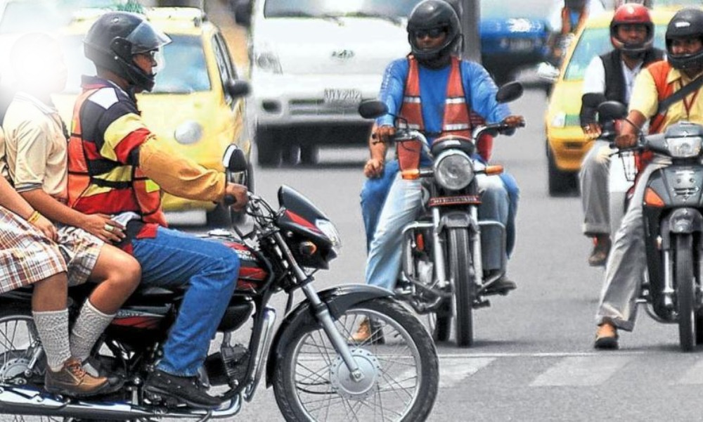 ¿Está de acuerdo? Proyecto de ley podría prohibir que menores de 10 años viajen en motocicleta