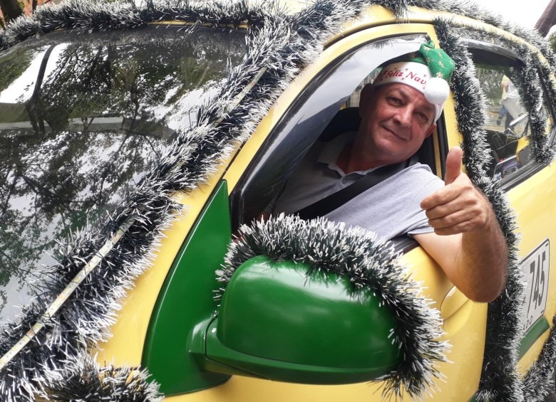 Diego, el taxista más navideño del país que se gana la admiración de muchos