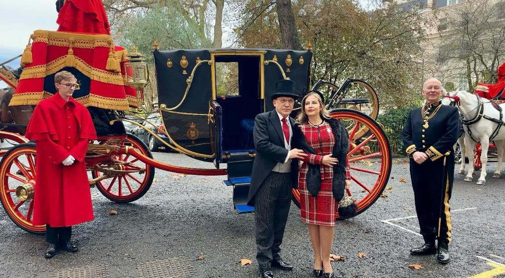 ¡Qué elegancia! Con traje y sombrero, así llegó Roy Barreras a presentar sus credenciales al rey Carlos III