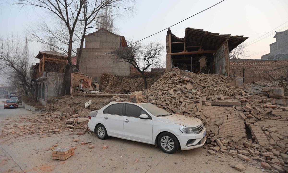 Lamentable: más de 100 muertos y 200 heridos deja fuerte terremoto de magnitud 6,2 en China