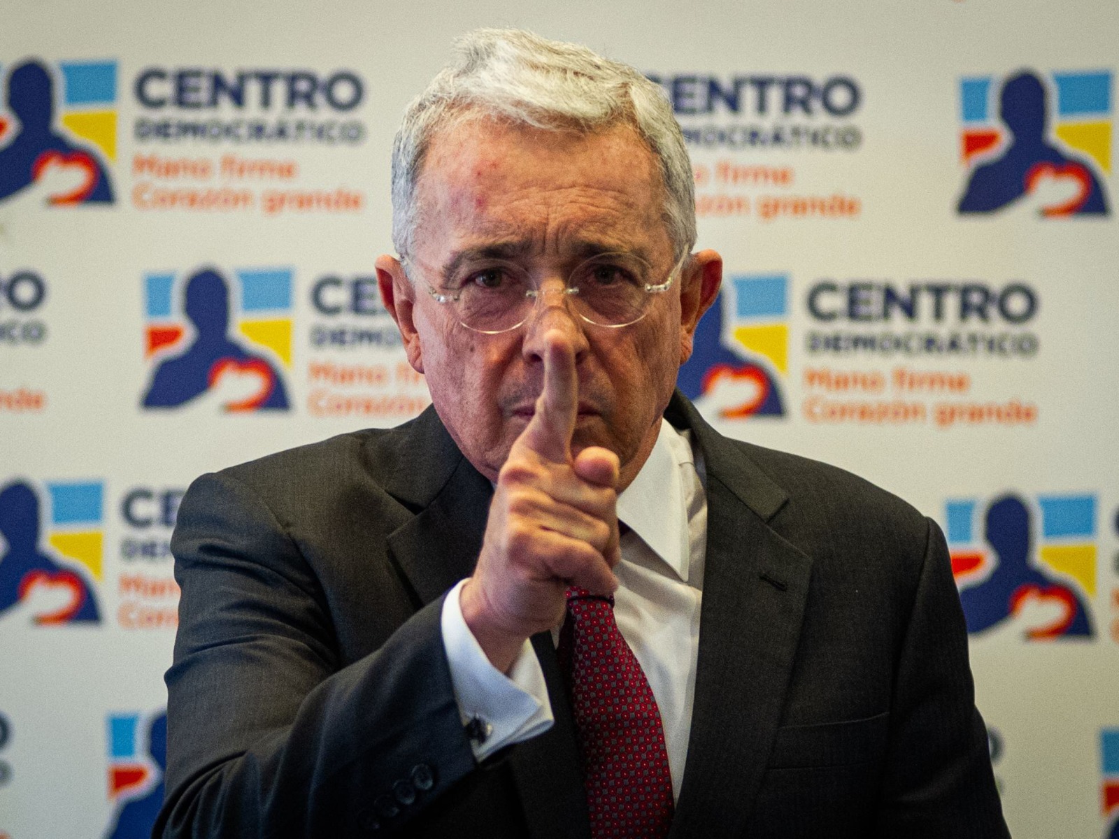 En el ojo del huracán: abren investigación en Argentina al expresidente Uribe por presuntos crímenes de guerra