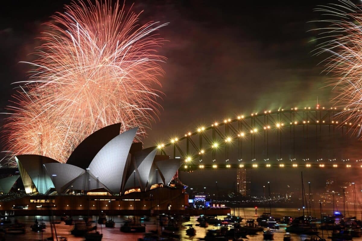 Con impresionantes fuegos artificiales Australia, Nueva Zelanda y la Isla Kiritimati recibieron el año nuevo