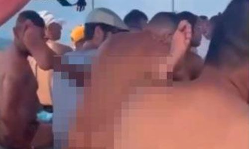 Indignación por video de dos hombres haciendo ‘el delicioso’ en una lancha repleta de turistas