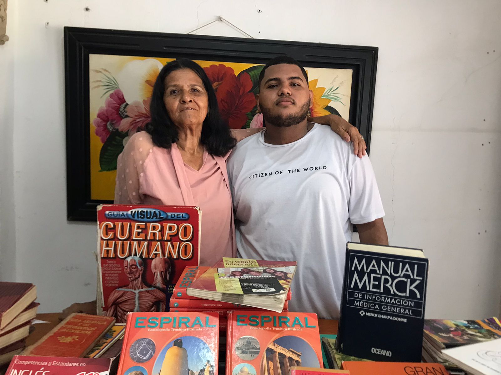 Abuela de 70 años volvió al colegio para que su nieto no perdiera el año, ambos se graduaron de bachiller