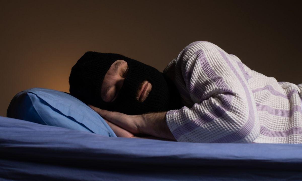 “Mi primera chamba”: Ladrón entró a robar una casa, pero le ganó el sueño y se quedó dormido