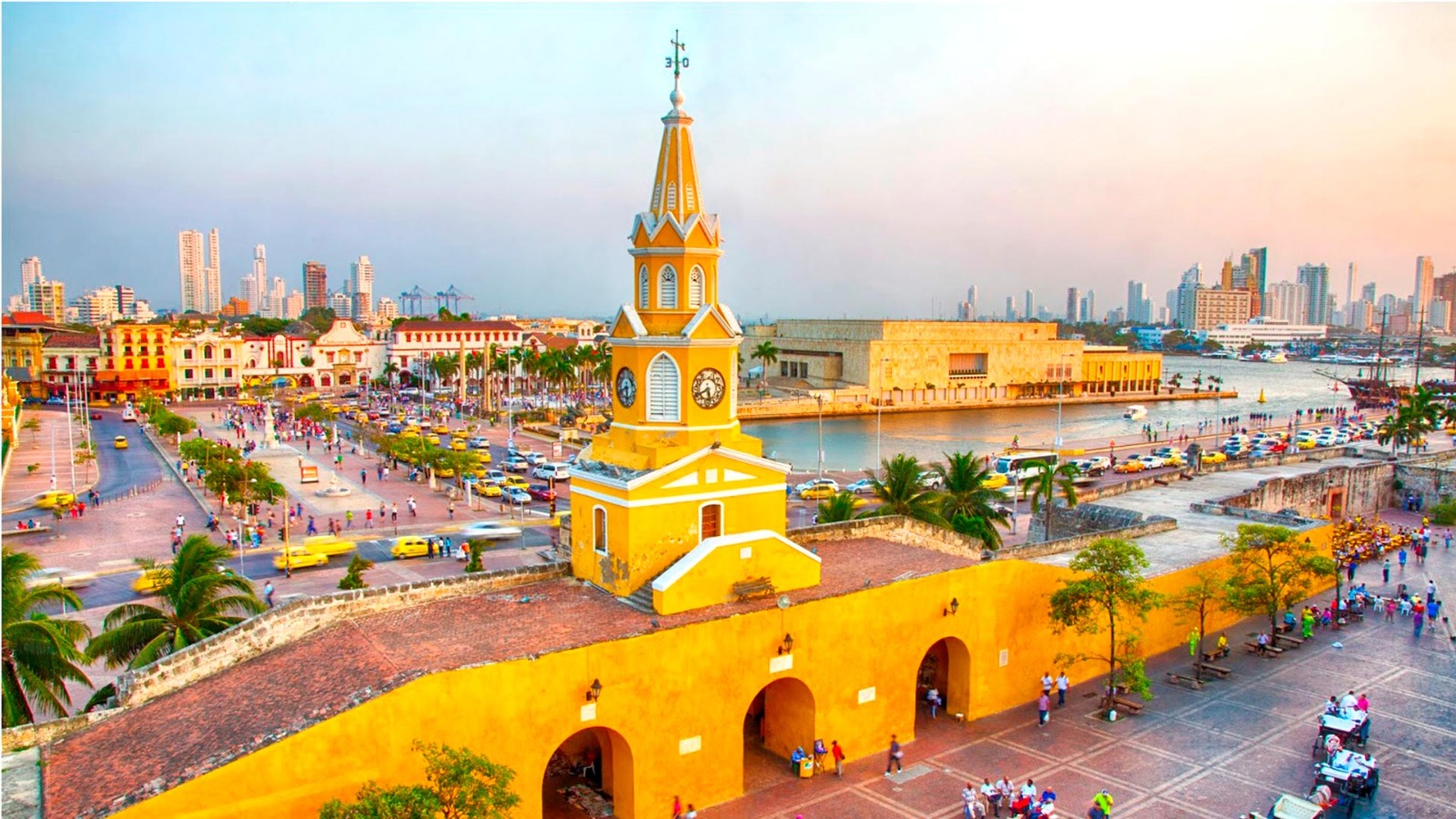 No paran los abusos en Cartagena, vendedores amenazaron de muerte a turistas que no quisieron comprarles