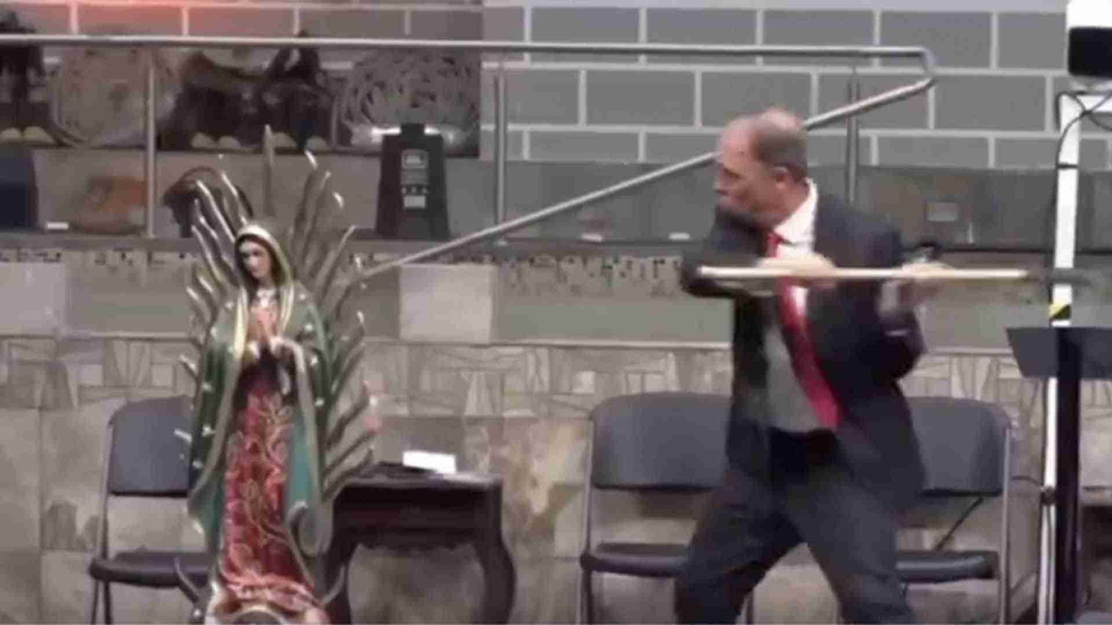 Indignante video: Pastor destroza con un hacha imagen de la Virgen de Guadalupe