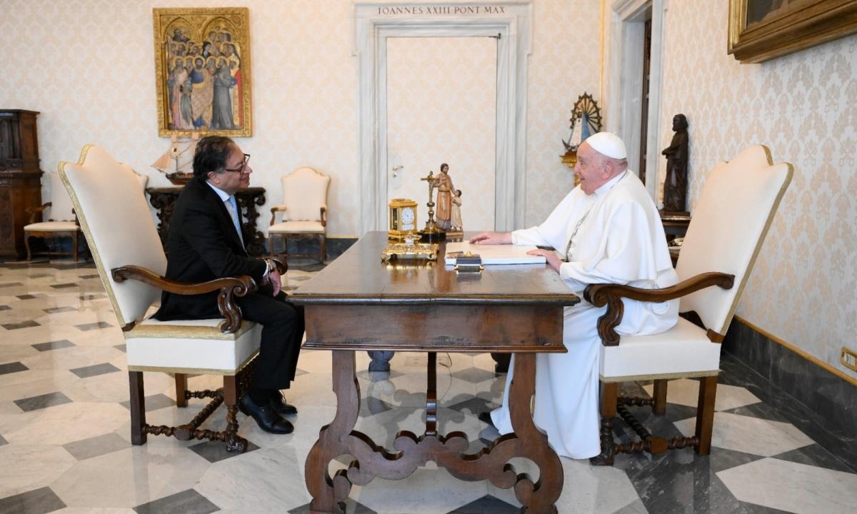 “El turismo guerrillero”: critican a Petro porque le pidió al Papa Francisco que El Vaticano acoja diálogos con ELN
