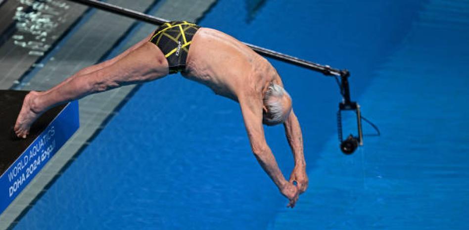 Clavadista de 100 años sorprende a todos tras saltar al agua en Mundial de Natación