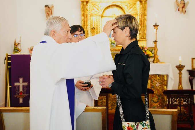 «Que ore más y gaste menos»: hasta con el balde le dan a Verónica Alcocer tras ponerse la cruz de ceniza