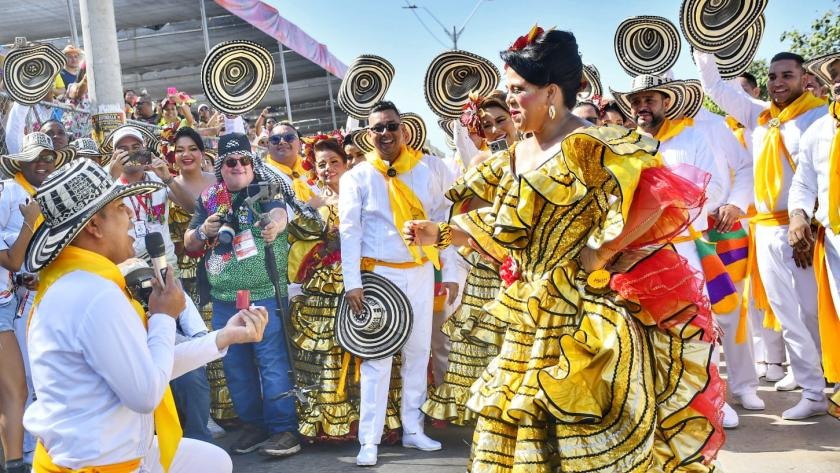 ¡Que viva el amor! Cumbiambero le pidió matrimonio a su novia en la Gran Parada de Tradición del Carnaval