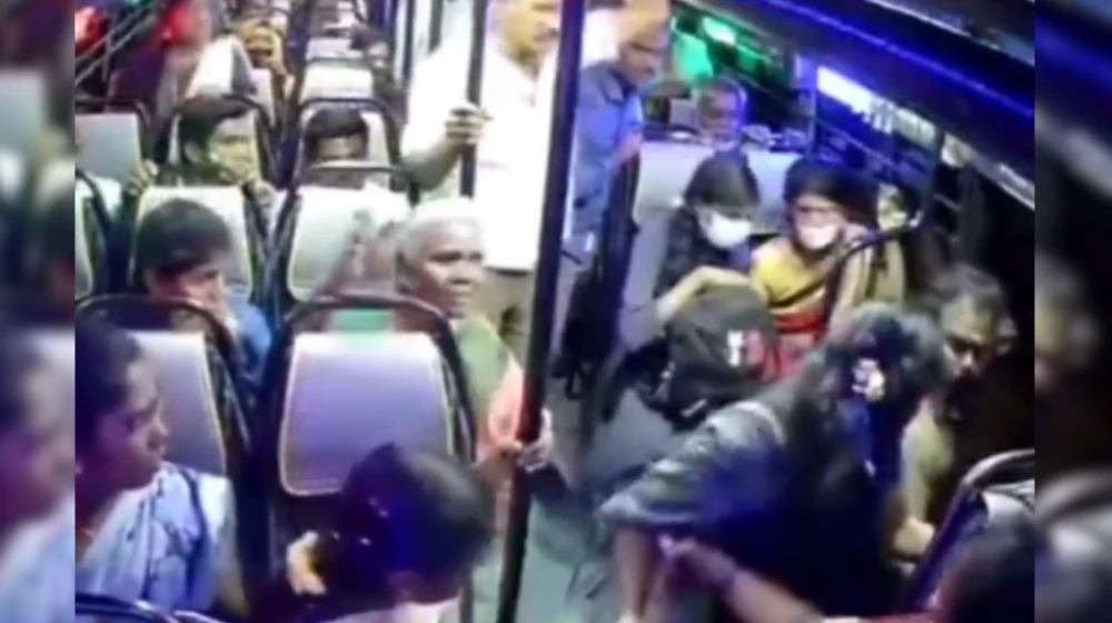 “Calva, pero viva”: en redes aplauden a pasajero que evitó que mujer cayera de un bus al agarrarla del cabello