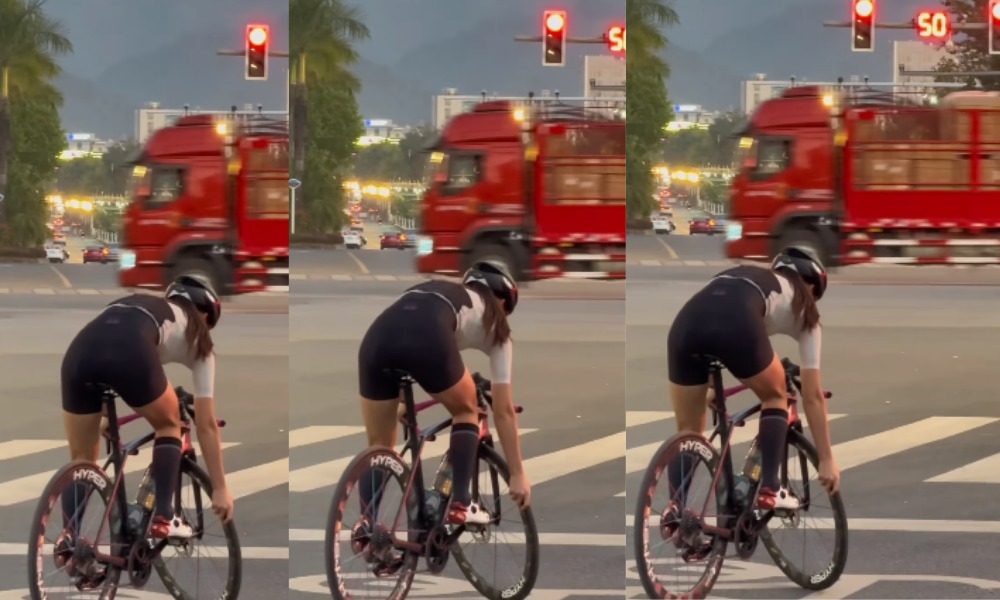 Ciclista hizo sorprendente maniobra cuando paró en un semáforo