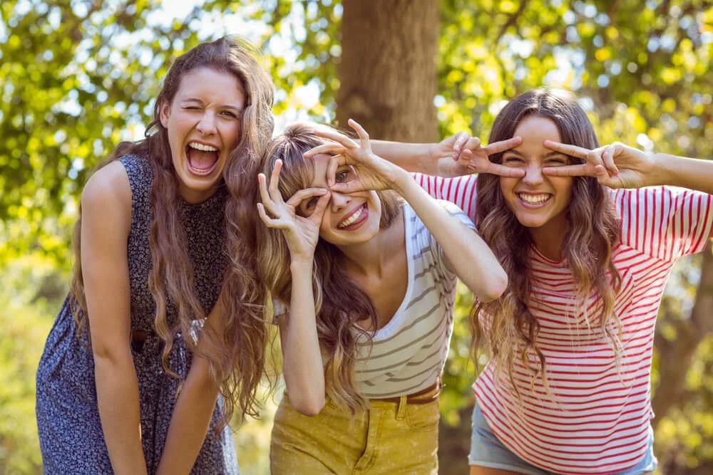 Tener al menos dos amigos de confianza es clave para una vida feliz