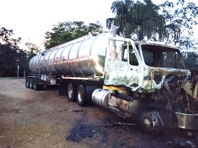Incendio de camión cisterna por poco causa tragedia en San Pelayo