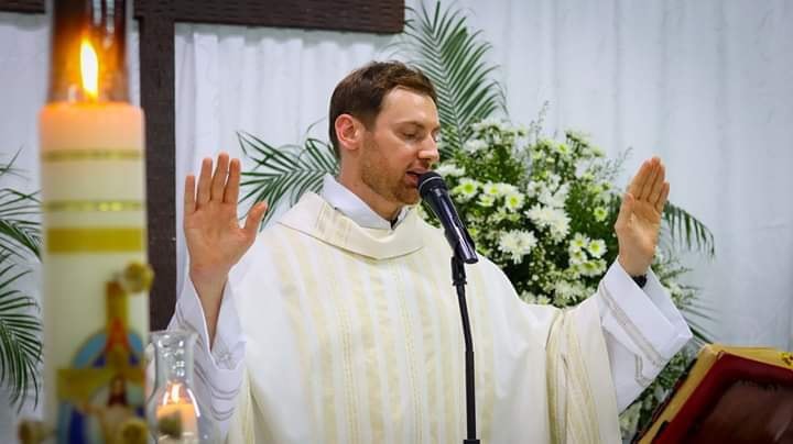 Pawel Jakup, el sacerdote polaco que tiene locas de amor a las costeñas