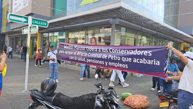 En las protestas contra Petro en Montería le dieron ‘duro’ al congresista Wadith Manzur
