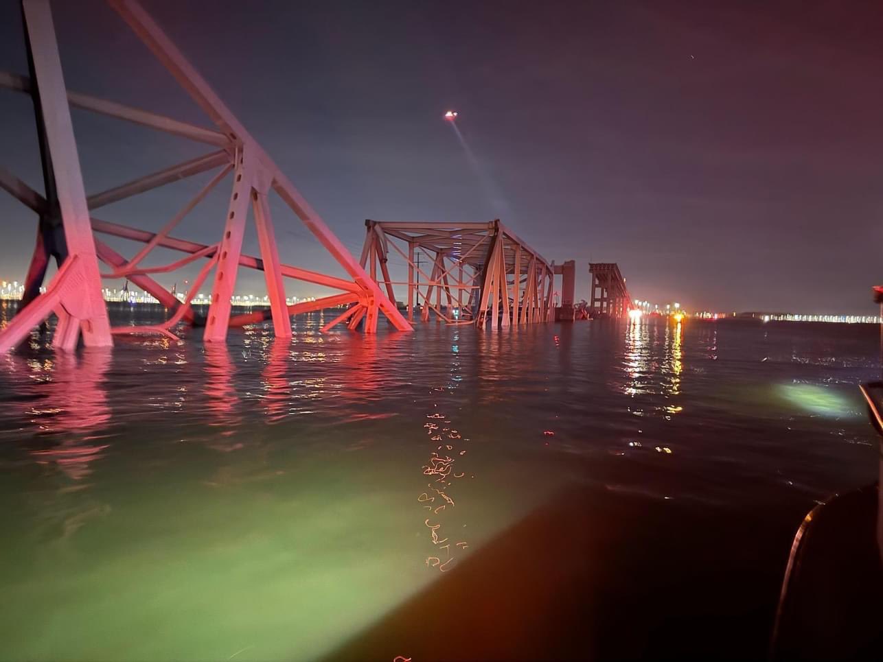 Se derrumbó puente de Baltimore tras choque de barco carguero, al menos siete desaparecidos en el agua