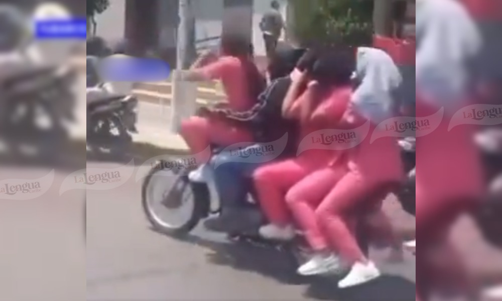“¿No cabe otra?”: Pillan a mototaxista con sobrecupo; subió a 4 mujeres para hacer una sola carrera