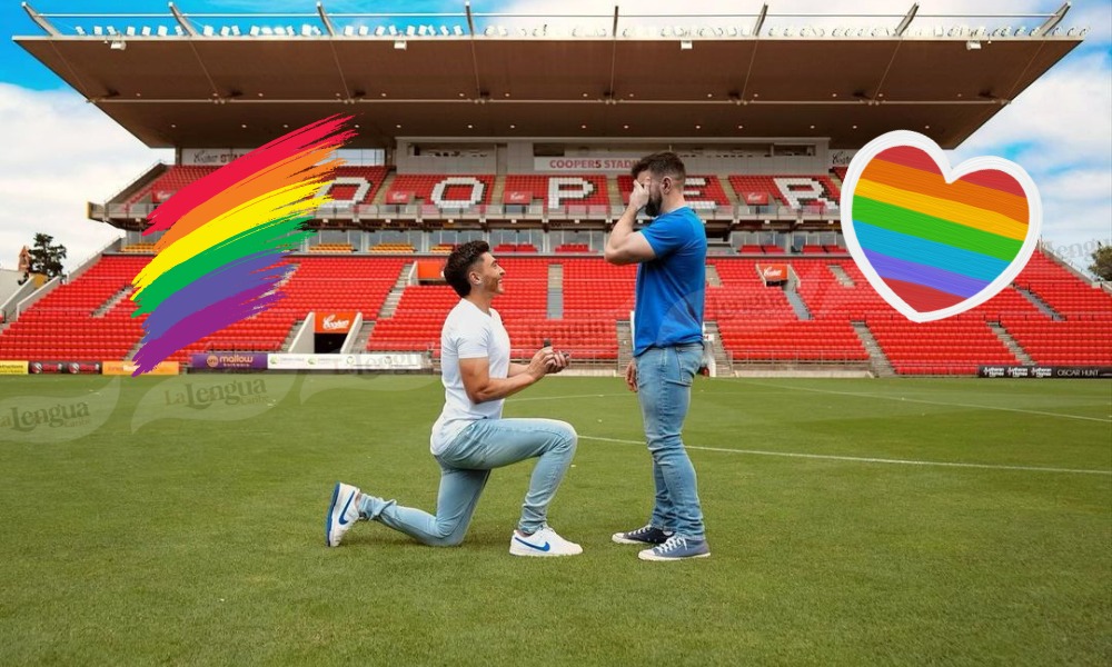 El primer futbolista abiertamente gay le propuso matrimonio a su pareja en el estadio de su club