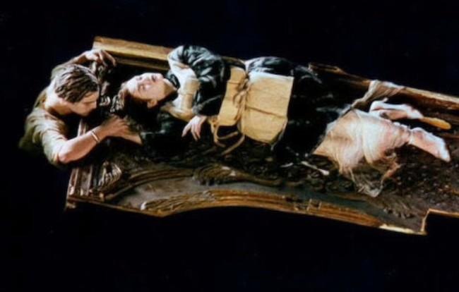 ¿Lo hubiese comprado? El trozo de madera de la escena final de “Titanic” fue vendido por 718.750 dólares