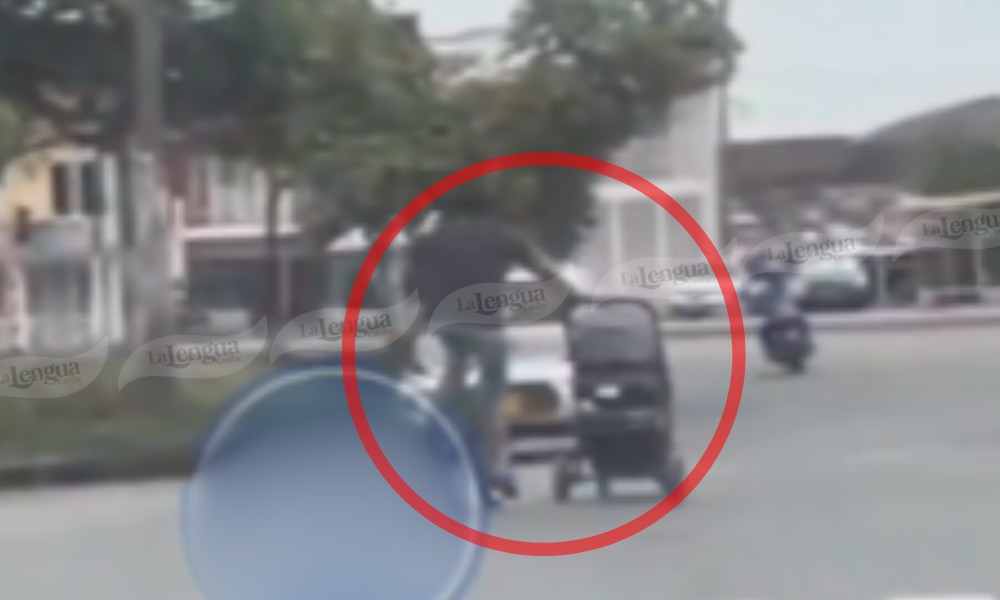 Irresponsable: Polémica por hombre que pasea a su bebé en coche mientras maneja bicicleta por una vía transitada