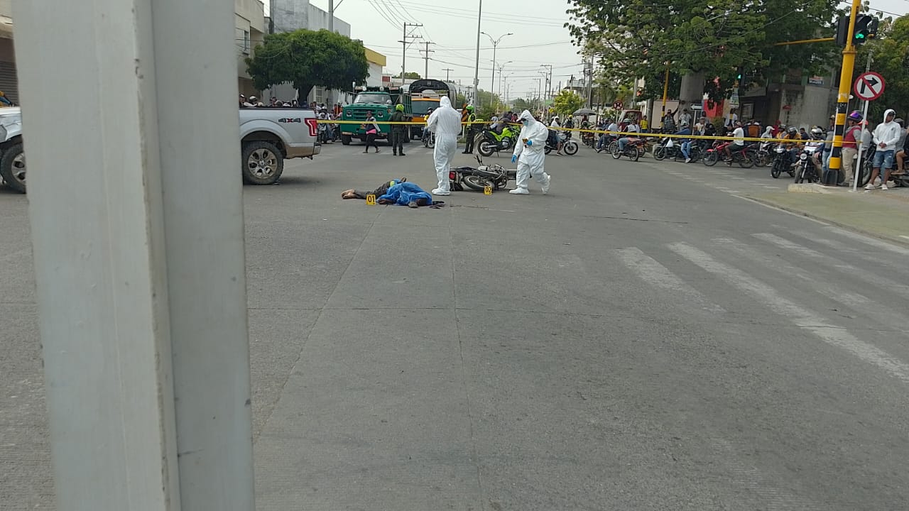 Lamentable, un motociclista murió tras ser arrollado por una camioneta que se voló la escuadra