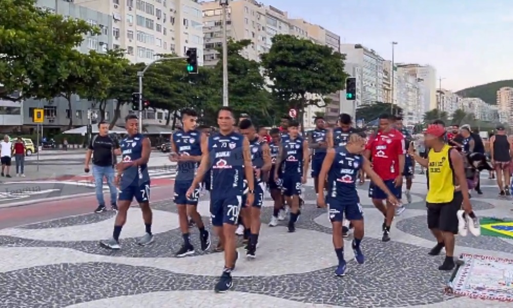 Jugadores del Junior salieron a ‘parchar’ por las playas de Copacabana y Walmer Pacheco terminó bailando champeta