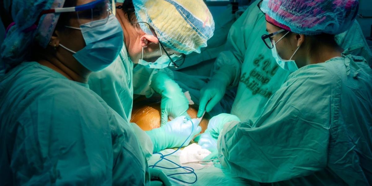 Que viva la ciencia médica: operaron la columna de un bebé sin sacarlo del útero de la mamá en Colombia