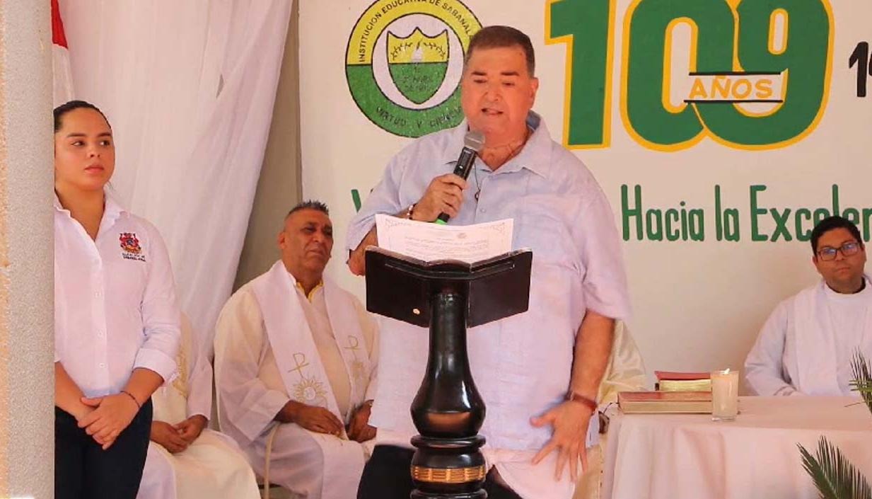 A alcalde de Sabanalarga se le cayeron los pantalones en medio de un discurso: «He bajado 8 kilos»