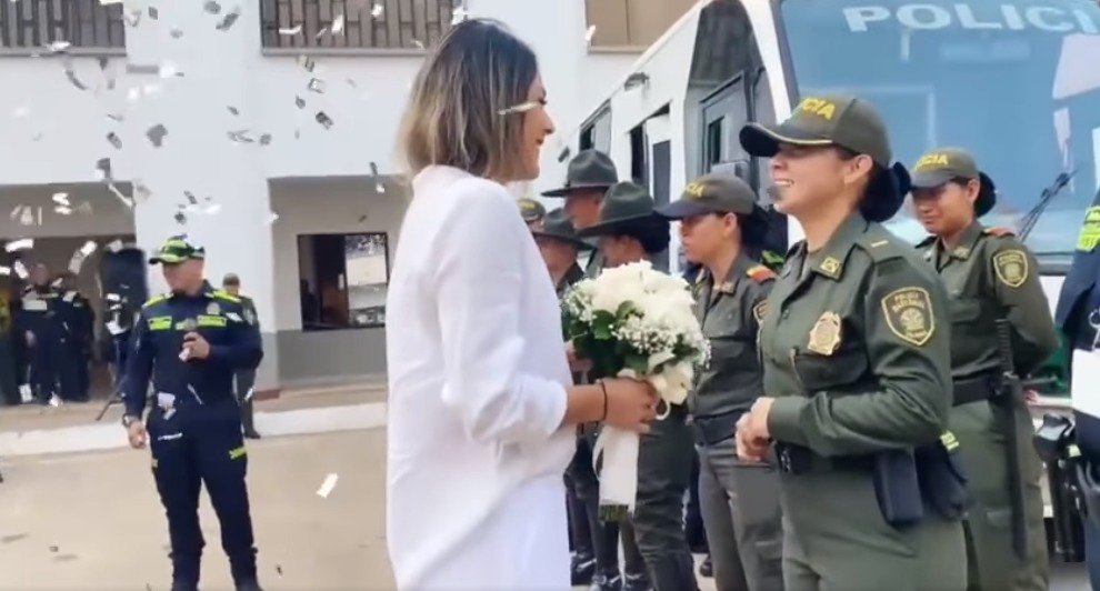 ¡Que viva el amor! Mujer le pidió matrimonio a su novia policía delante de otros uniformados