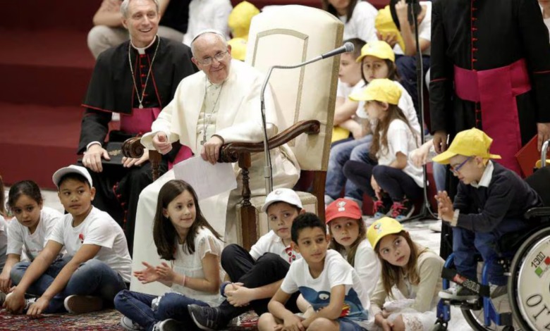 ¿Está de acuerdo? Papa Francisco invita a los niños a “no perder el tiempo en redes sociales”
