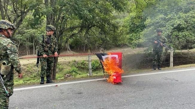 Ejército de Colombia desmonta e incinera banderas alusivas al Eln ¿Qué le parece?