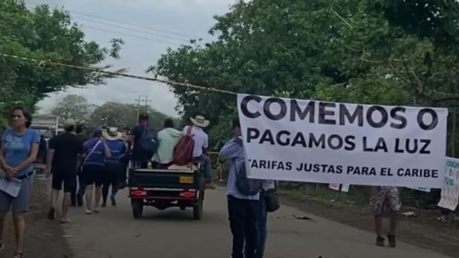 Habitantes de Montelíbano ya ‘están mamados’ de las altas tarifas de Afinia; llevan cuatro días de bloqueos