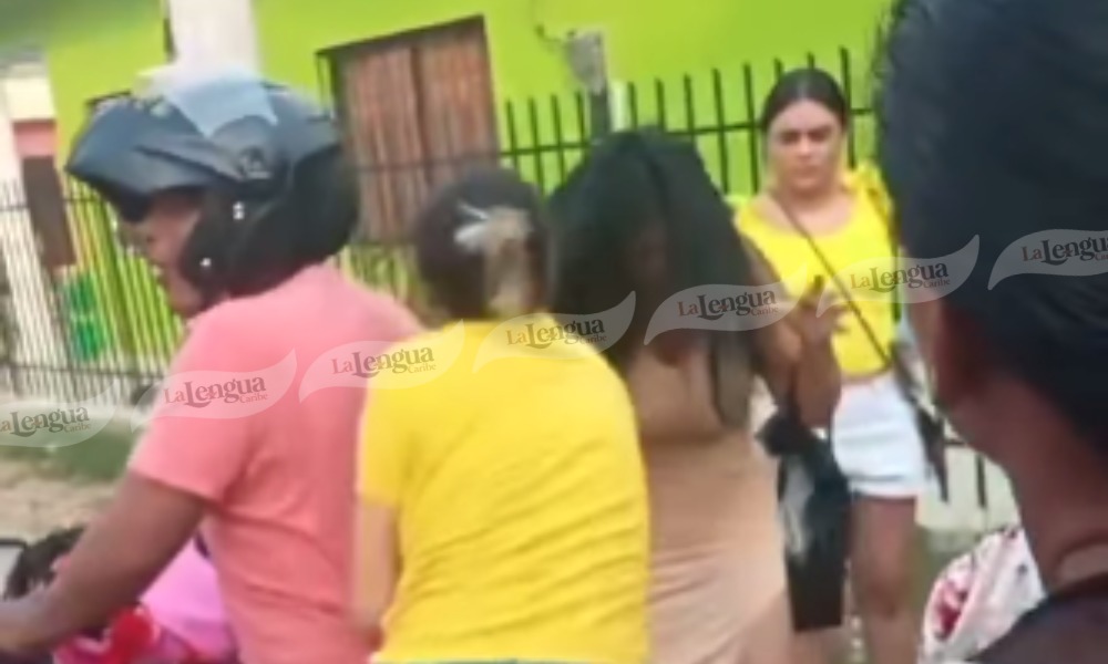 Bochornoso: dos mujeres se fueron a los puños afuera de Las Mercedes por el amor de un preso